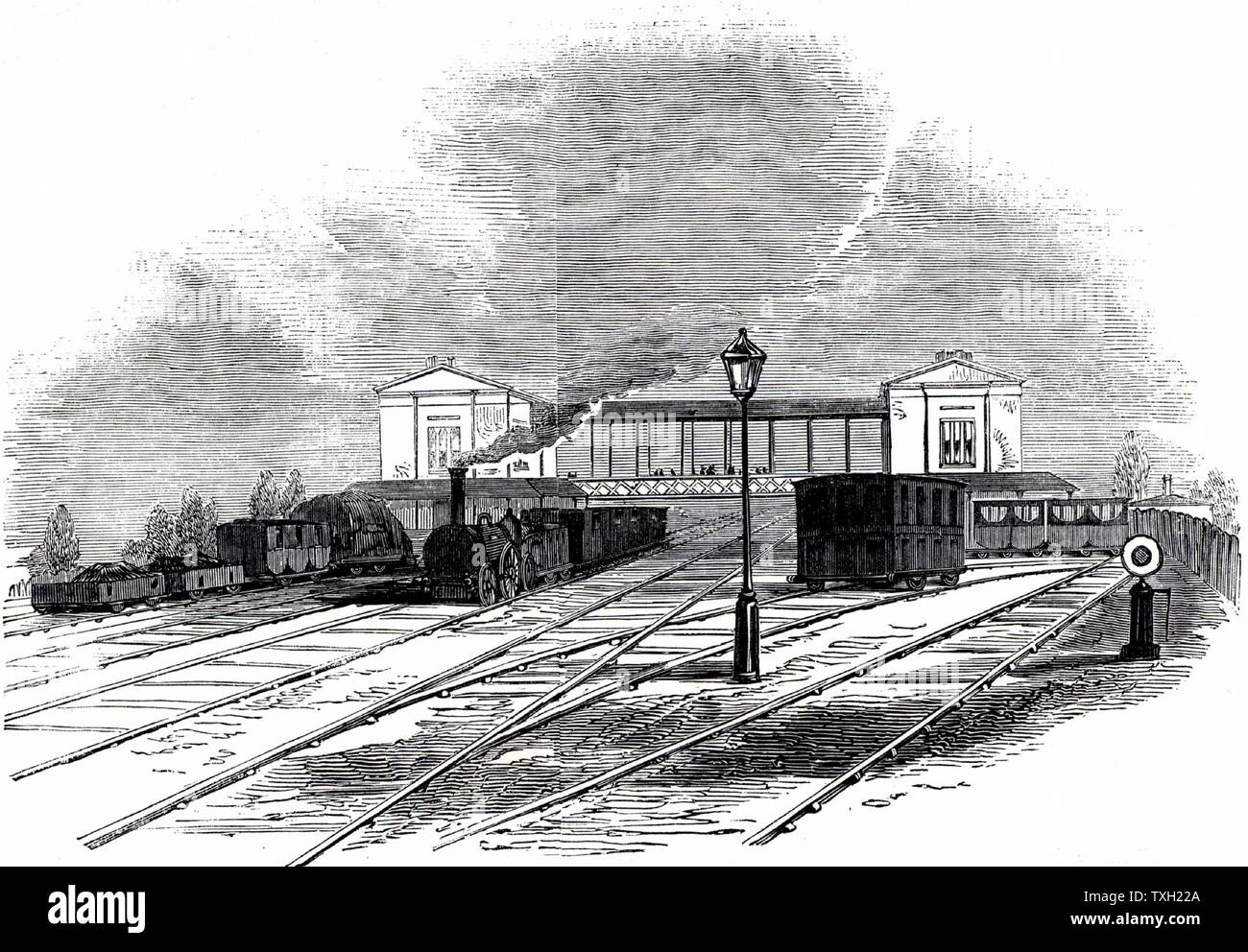 Stazione di Swindon su Great Western Railway, 1845. Isambard Kingdom Brunel (1806-1859) favorito il vasto calibro 7ft 1/4poll (2.2m) e progettato il grande Westerrn Railway di conseguenza. Tuttavia, nell'indicatore Act del 1846 ha dichiarato che in futuro tutti i binario ferroviario dovrebbe essere di standard 4ft 8 1/2poll (1,44 m). L'indicatore introdotto da George Stephenson (1781-1848) sul Liverpool e Manchester ferroviaria. Non è stato fino al 1892 che l'ultimo ampio calibro via è stato sollevato. Da 'l'Illustrated London News'. (Londra, 18 ottobre 1845). Foto Stock