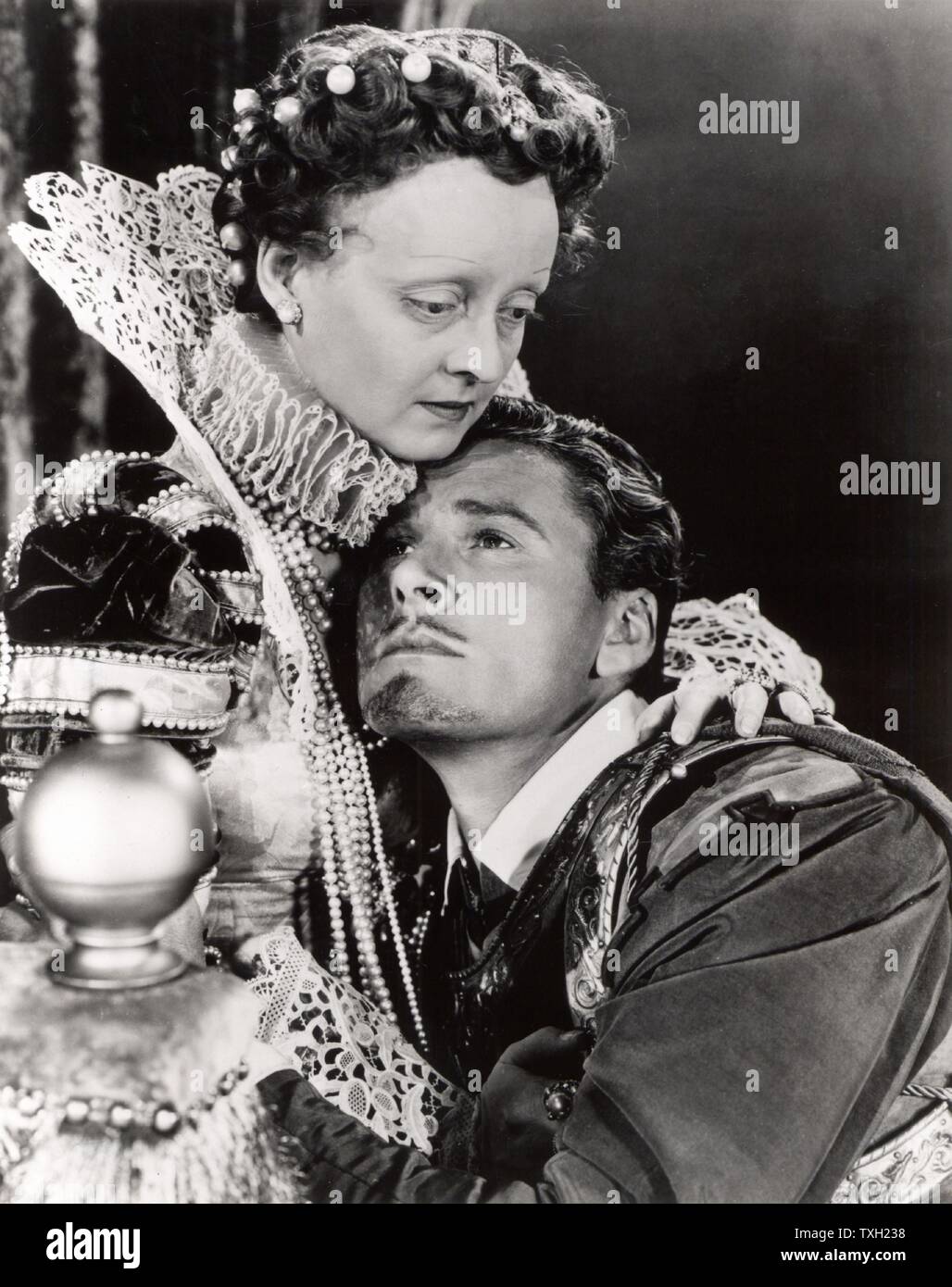 Bette Davis (1908-1989) e Errol Flynn (1909-1959) nel periodo di Hollywood dramma "La vita privata di Elizabeth e Essex', 1939. Diretto da Michael Curtiz. Film Foto Stock