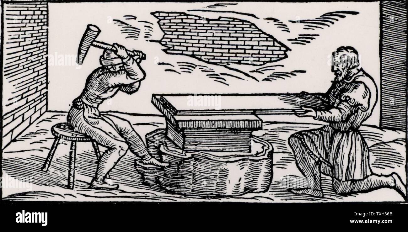 Goldbeaters preparare un sottile foglio duplex di argento e oro per essere tagliato in strisce e utilizzato a copertura di thread per produrre "pun' gold. Da 'De la pirotechnia' di Vannoccio Biringuccio (Venezia, 1540). Foto Stock