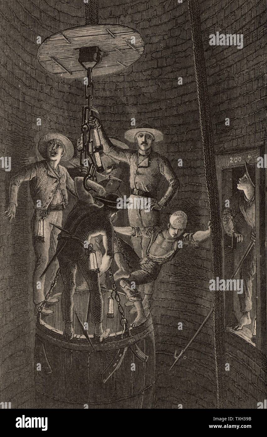 I minatori scendendo di un albero in piedi sul bordo di una vasca, trattenendo le catene è appeso a. Essi stanno portando le lampade di sicurezza. Da 'vita metropolitana; o, delle miniere e dei minatori di Louis Simonin (Londra, 1869). Incisione su legno. Foto Stock