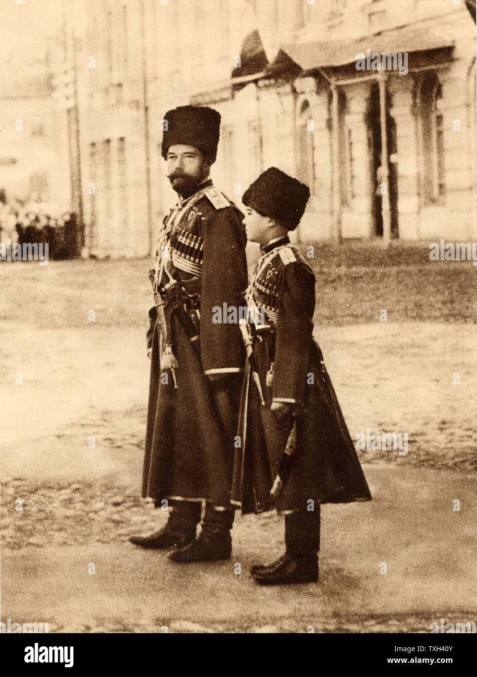 Nicholas II (1868-1918) lo Zar di Russia a partire dal 1894, e suo figlio il Tsarevich Alexei (1904-1918), rivedendo le truppe russe, 1915. Mezzitoni Foto Stock