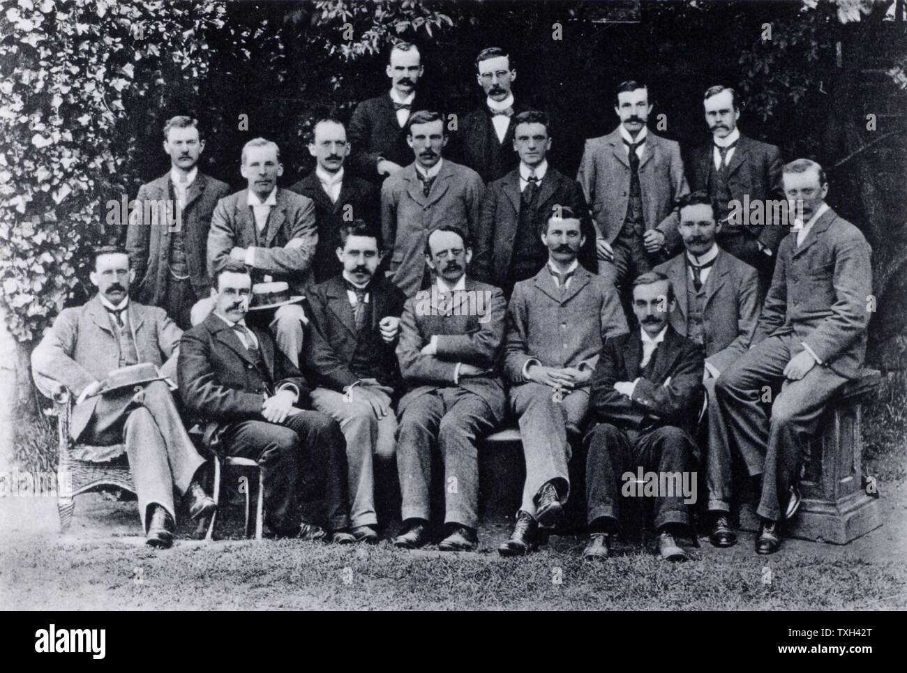Cambridge - Laboratorio Cavendish, Inghilterra: Ricerca gli studenti nel 1898 : Joseph John Thomson è nel centro della fila anteriore con le braccia incrociate. Nella fila centrale sono Charles Thomson Rees Wilson ed Ernest Rutherford , la terza e la quarta da sinistra rispettivamente. Da 'Ricordi e riflessioni' da JJ Thomson. Foto Stock