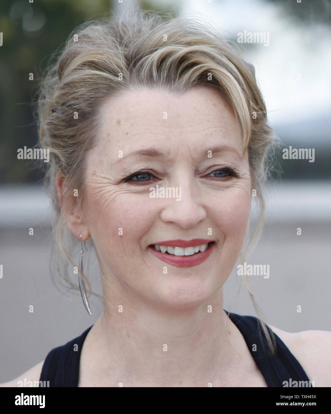 Lesley Manville arriva a un photocall per il film "Un altro anno' alla 63a edizione annuale internazionale di Cannes Film Festival di Cannes, Francia il 15 maggio 2010. UPI/David Silpa Foto Stock