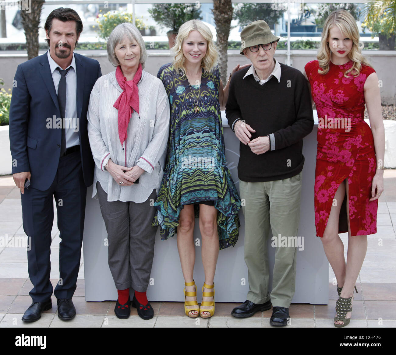 (Da l a r) Josh Brolin, Gemma Jones, Naomi Watts, Woody Allen e Lucy Punch arrivano a un photocall per il film "Incontrerete un Tall Dark Stranger" presso la 63annuale internazionale di Cannes Film Festival di Cannes, Francia il 15 maggio 2010. UPI/David Silpa Foto Stock