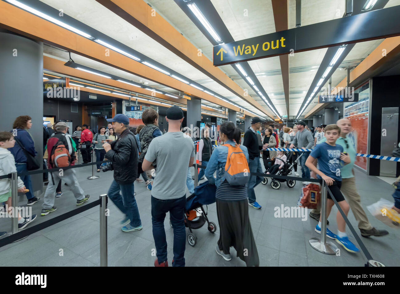 26 maggio 2019 Sydney Australia: persone si uniscono alla coda alla stazione di Chatswood per viaggio gratuito per il giorno di apertura del nuovo nord-ovest di Sydney dalla Metro rail Foto Stock