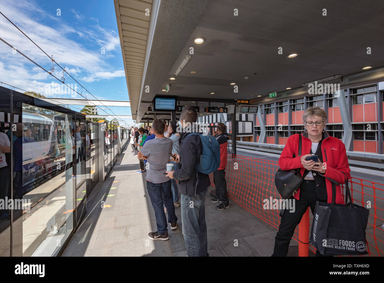 26 maggio 2019 Sydney Australia: persone di attendere alla stazione di Chatswood per viaggio gratuito per il giorno di apertura del nuovo nord-ovest di Sydney dalla Metro rail Foto Stock