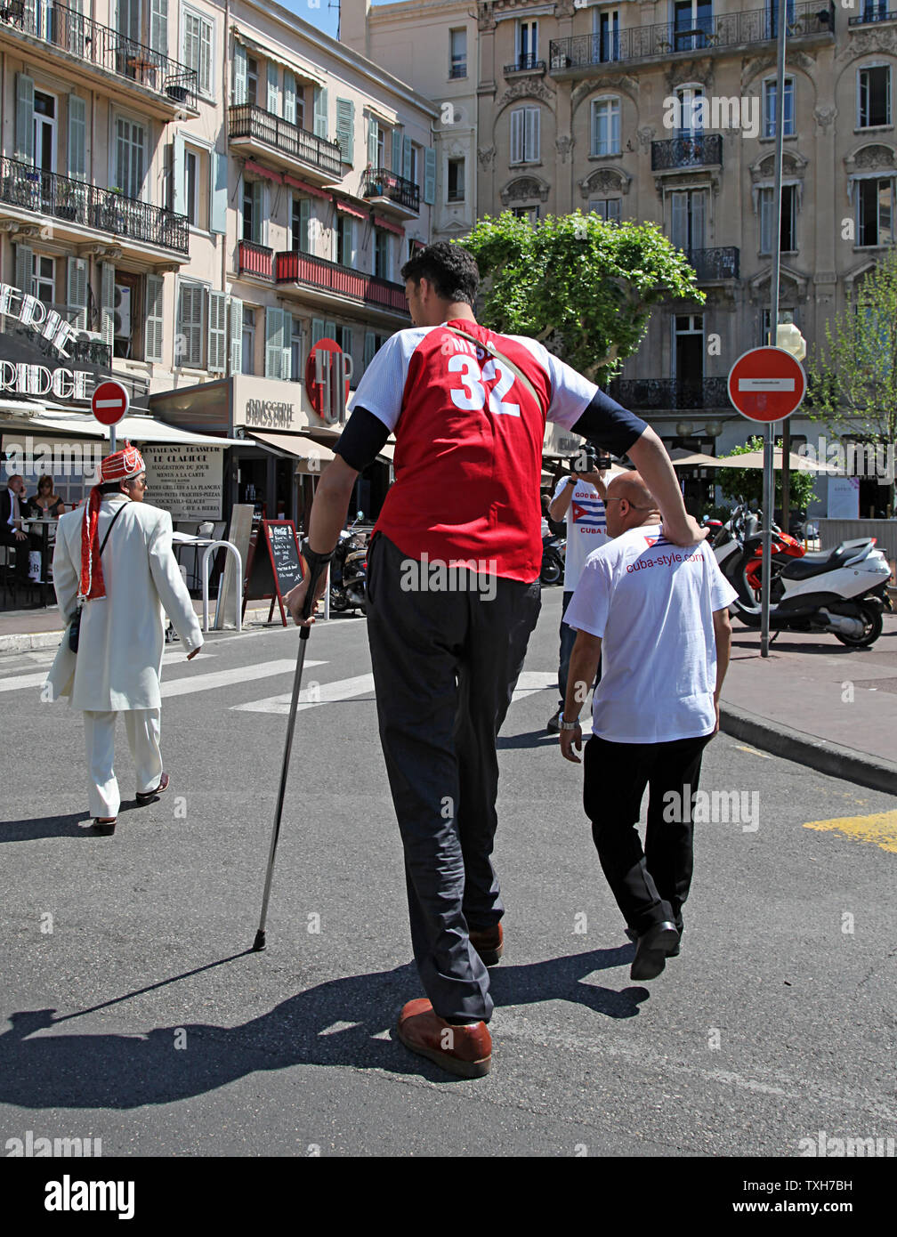 Sultan kosen worlds tallest man immagini e fotografie stock ad alta ...