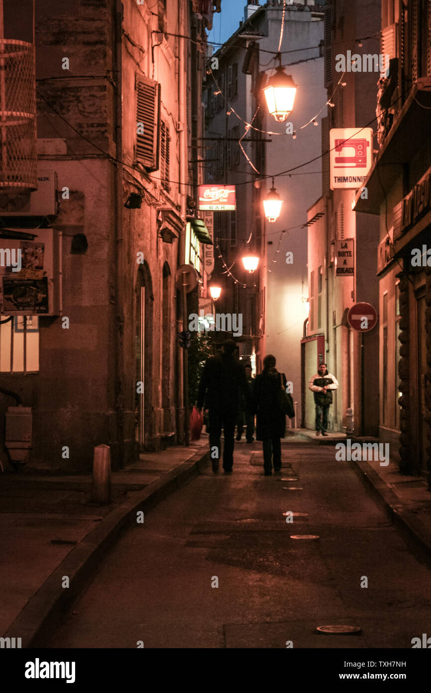 TOULON, Francia - 10 novembre 2017: Strada stretta di Tolone Vieille Ville quartiere, la città vecchia nel centro della città, di notte in un fatiscente c scuro Foto Stock