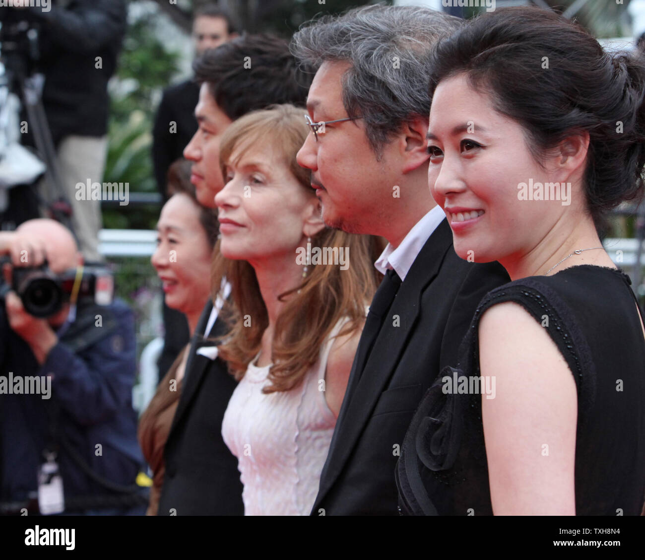 (Da R a L) Luna in modo-ri, direttore Sang-soo Hong, Isabelle Huppert, Yu Jun-Sang e Youn Yuh-jung arrivare sul tappeto rosso prima della proiezione del film "a-Reun Na-Ra-E-Suh (In un altro paese)" durante il sessantacinquesimo annuale internazionale di Cannes Film Festival di Cannes, Francia il 21 maggio 2012. UPI/David Silpa Foto Stock