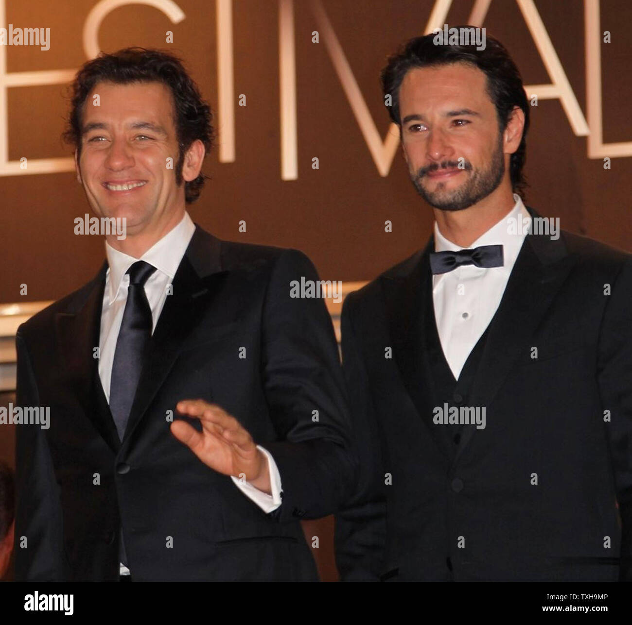 Clive Owen (L) e Rodrigo Santoro arriva alla cima del rosso-Scale tappezzate di Palais des Festivals prima della proiezione del film 'Hemingway & Gellhorn' durante il sessantacinquesimo annuale internazionale di Cannes Film Festival di Cannes, Francia il 25 maggio 2012. UPI/David Silpa Foto Stock