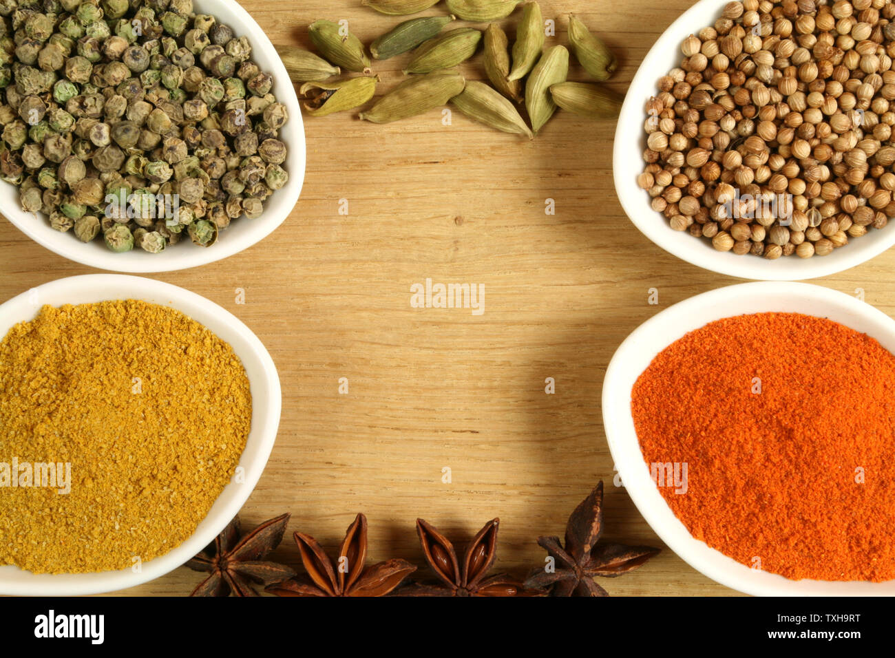 Le spezie in contenitori in ceramica - cornice colorata Foto Stock