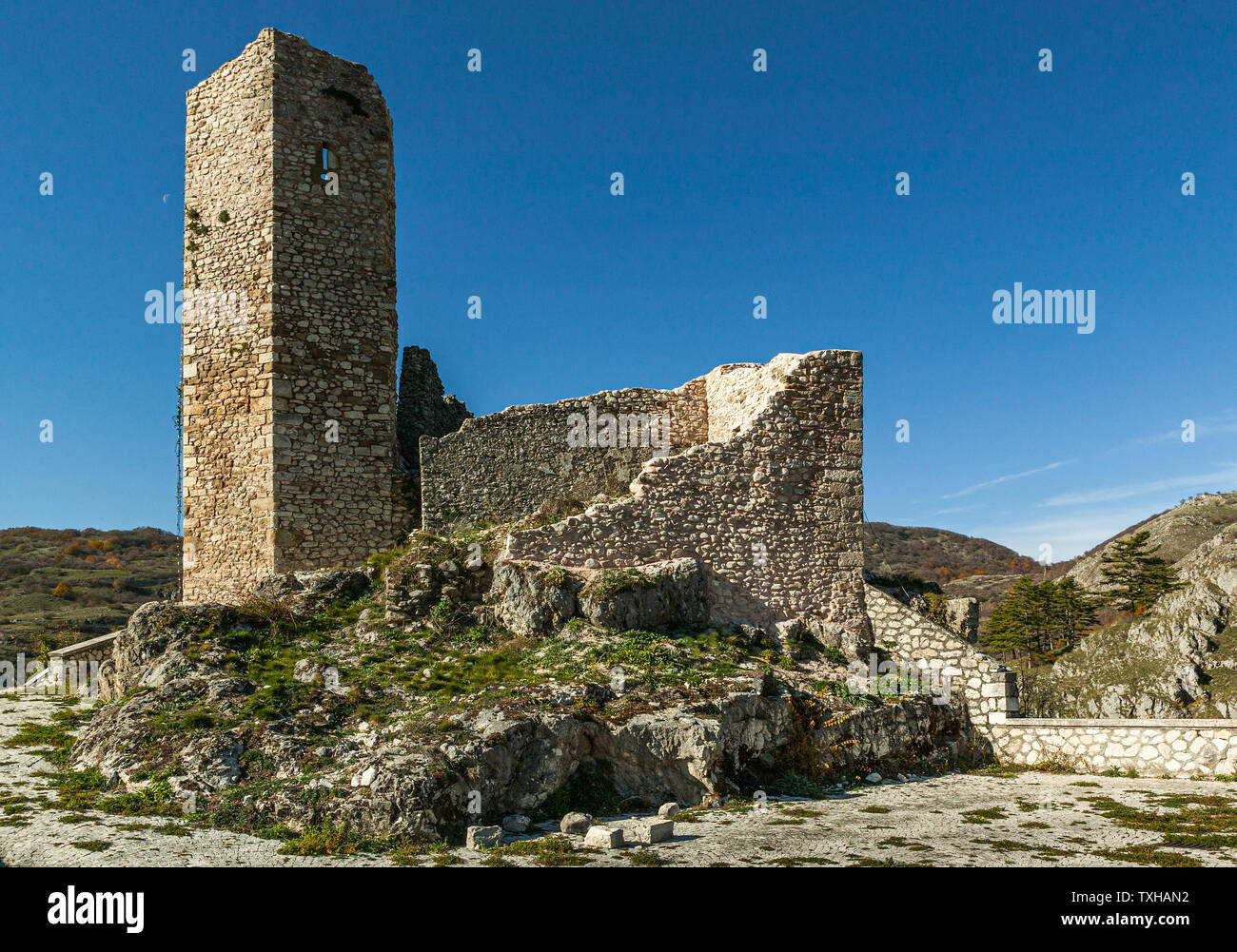 Alfedena castello nell'Abruzzo Lazio e Molise Parco Nazionale Foto Stock
