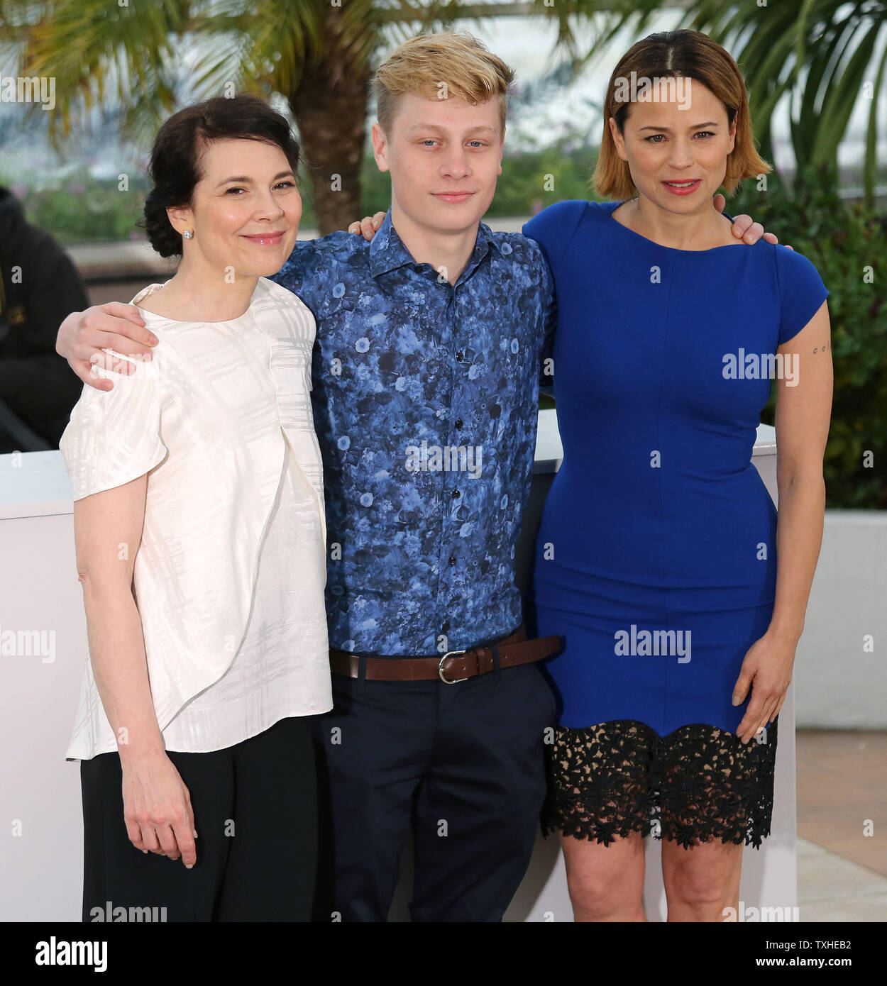 Anne Dorval (L), Antoine Olivier Pilon e Suzanne Clemente arriva a una foto chiamata per il film "ommy' durante la 67th annuale internazionale di Cannes Film Festival di Cannes, Francia il 22 maggio 2014. UPI/David Silpa Foto Stock