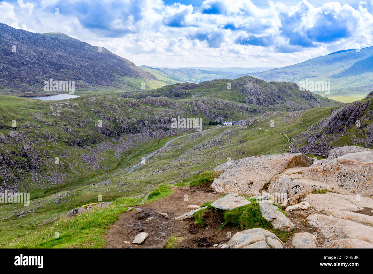 Guardando verso il basso sulla Llanberis passano dal Pyg via con penna y Pass Youth Hostel chiaramente visibile, Parco Nazionale di Snowdonia, Gwynedd, Wales, Regno Unito Foto Stock