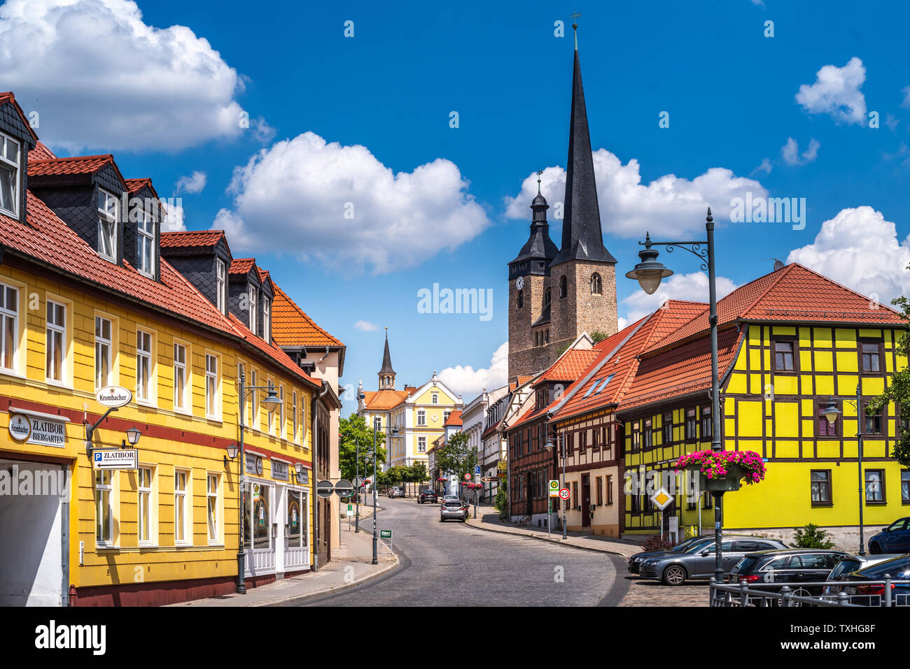 Breite Straße Richtung Historisches Rathaus und Kirche Unser Lieben Frauen, Burg bei Magdeburg, Sachsen-Anhalt, Sommer im Foto Stock