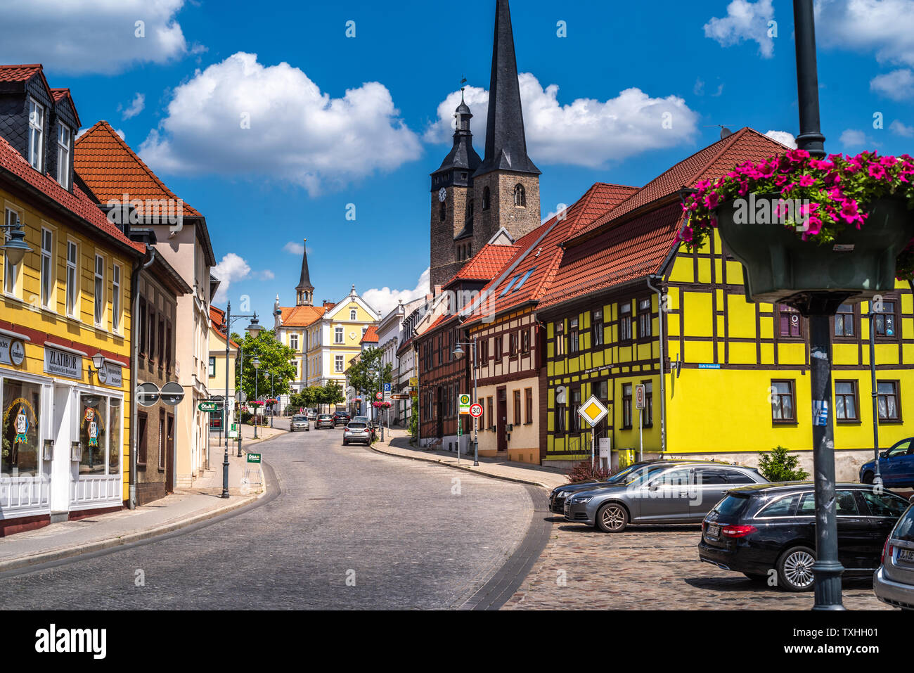 Breite Straße Richtung Historisches Rathaus und Kirche Unser Lieben Frauen, Burg bei Magdeburg, Sachsen-Anhalt, Sommer im Foto Stock