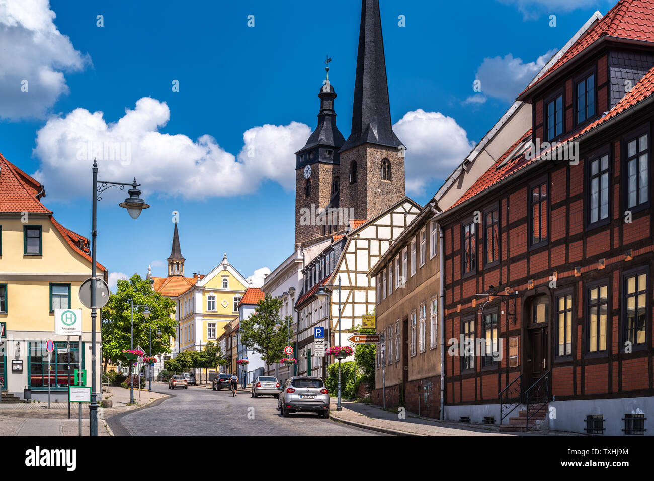 Breite Straße Richtung Historisches Rathaus und Kirche Unser Lieben Frauen, Burg bei Magdeburg, Sachsen-Anhalt, Sommer im Foto Stock