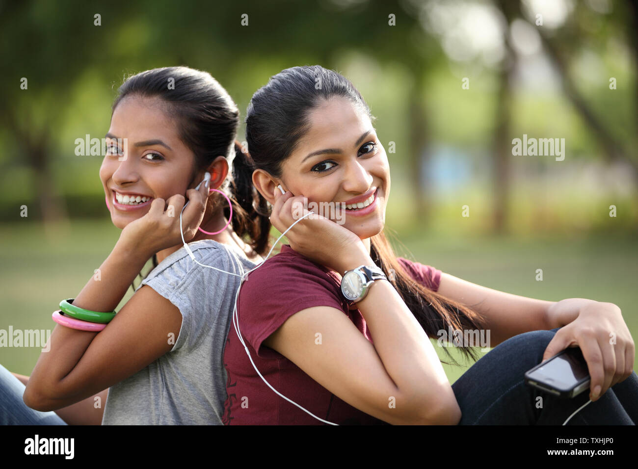 Ritratto di due amici che ascoltano musica su un mp3 lettore Foto Stock