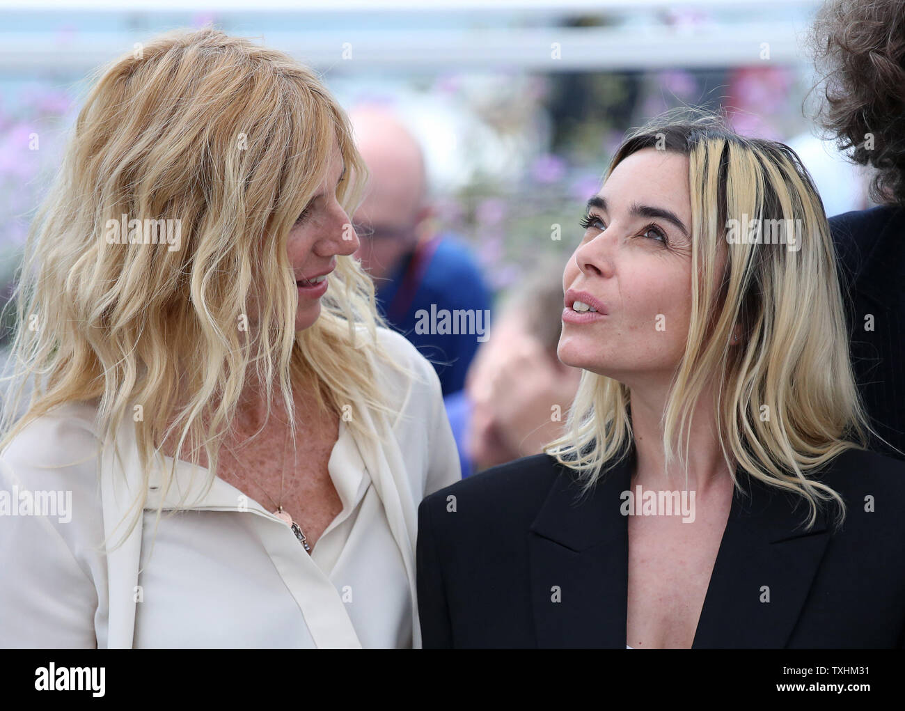 Fotocamera d'o Presidente di Giuria Sandrine Kiberlain (L) e membro della giuria Elodie Bouchez arrivano a un photocall durante il settantesimo annuale internazionale di Cannes Film Festival di Cannes, Francia il 18 maggio 2017. Foto di David Silpa/UPI Foto Stock