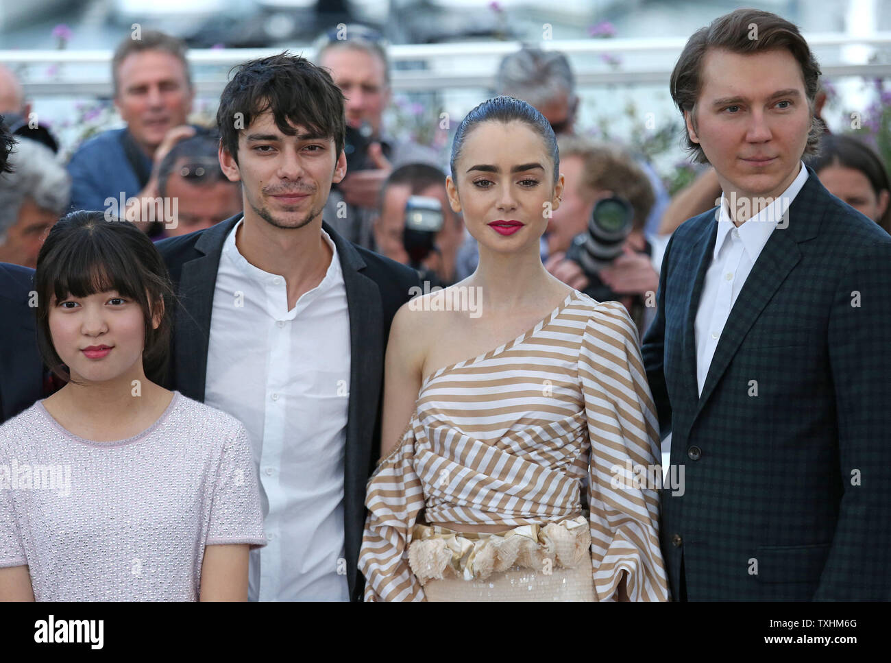 (Da l a r) Ahn Seo-Hyun, Devon Bostick, Lily Collins e Paul Dano arrivano a un photocall per il film "Okja' durante il settantesimo annuale internazionale di Cannes Film Festival di Cannes, Francia il 19 maggio 2017. Foto di David Silpa/UPI Foto Stock