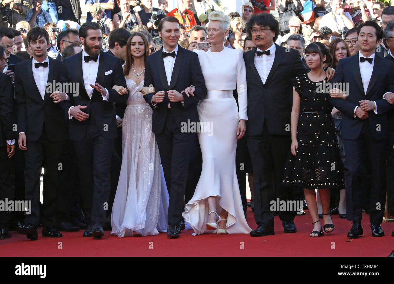 (Da l a r) Devon Bostic, Jake Gyllenhaal, Lily Collins, Paul Dano, Tilda Swinton, Bong Joon-Ho, Ahn Seo-Hyun e Steven Yeun arrivare sul tappeto rosso prima della proiezione del film "Okja' durante il settantesimo annuale internazionale di Cannes Film Festival di Cannes, Francia il 19 maggio 2017. Foto di David Silpa/UPI Foto Stock