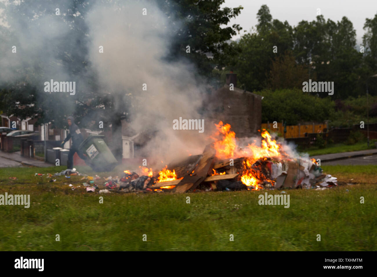 Cork, Irlanda, 23 Giugno, 2019. Notte dei falò continua nonostante la pioggia pesante, la città di Cork. Nonostante la pioggia che è caduta per tutto il giorno alcuni sono ancora riusciti a luce falò illegale in tutta la città. Credito: Damian Coleman/Alamy Live News. Foto Stock