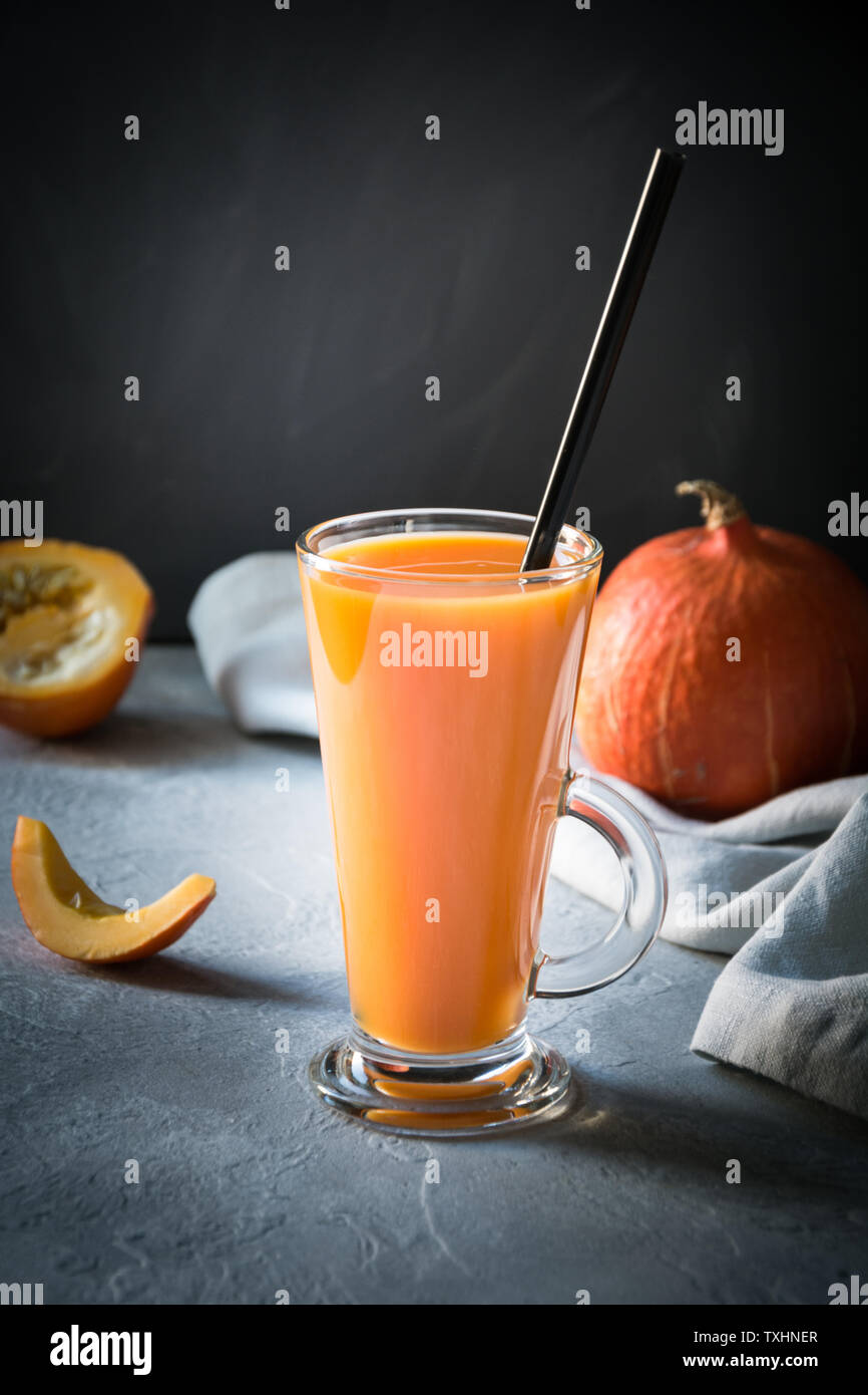 Zucca freschi frullato di spezie o di succo di frutta sulla scura. Autunno autunno o inverno bevanda calda scuro su sfondo nero. Accogliente bevanda salutare. Close up. Thanksgivin Foto Stock