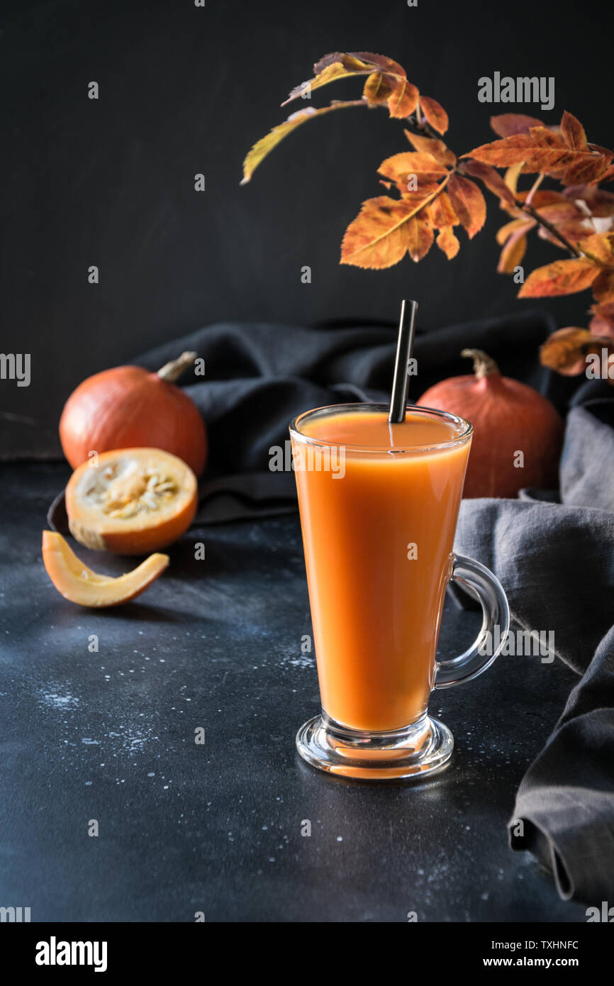 Zucca freschi frullato di spezie o di succo di frutta sulla scura. Autunno autunno o inverno bevanda calda scuro su sfondo nero. Accogliente bevanda salutare. Close up. Thanksgivin Foto Stock