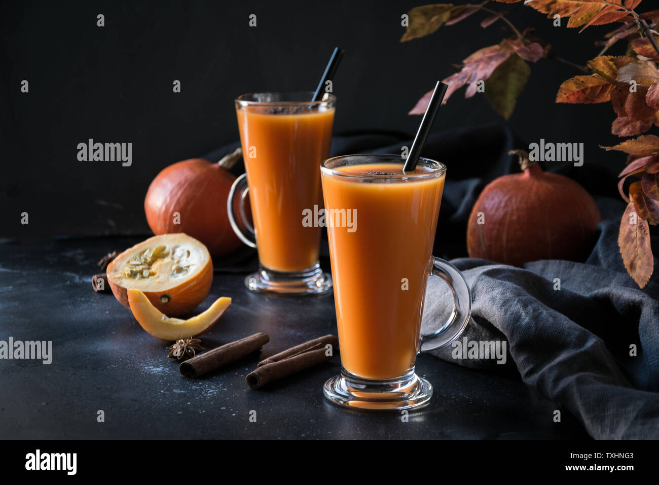 Zucca freschi frullato di spezie o di succo di frutta sulla scura. Autunno autunno o inverno bevanda calda scuro su sfondo nero. Accogliente bevanda salutare. Close up. Thanksgivin Foto Stock