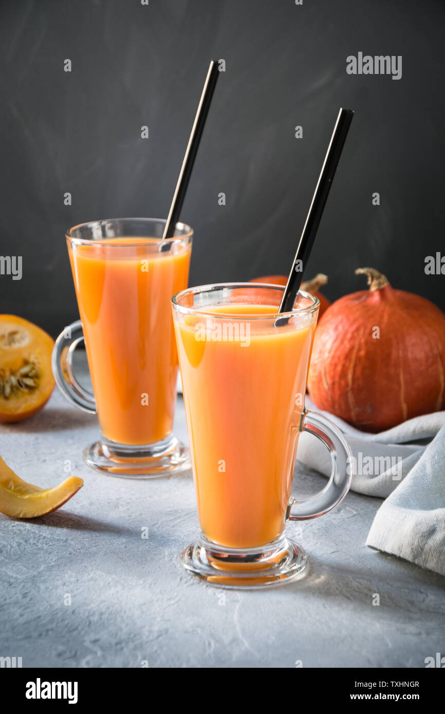 Zucca freschi frullato di spezie o di succo di frutta sulla scura. Autunno autunno o inverno bevanda calda scuro su sfondo nero. Accogliente bevanda salutare. Close up. Thanksgivin Foto Stock