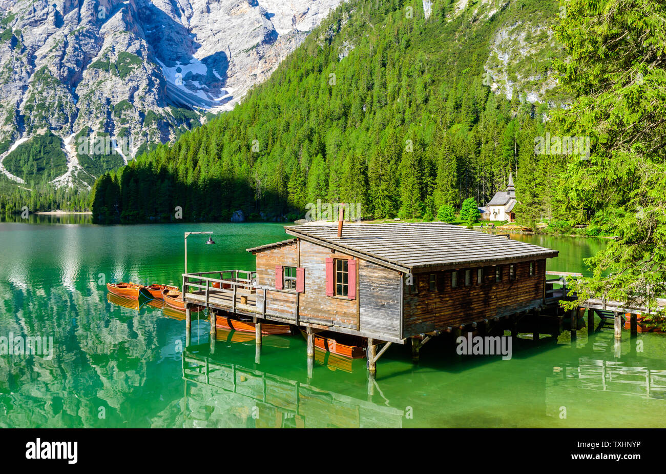 Lago di legno Casa al Lago di Braies conosciuto anche come Lago di Braies  nel bellissimo scenario di montagna. Incredibile destinazione di viaggio  Lago di Braies nelle Dolomiti Foto stock - Alamy