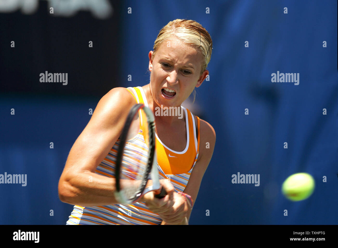 Lindsey Nelson DI STATI UNITI D'AMERICA ritorna alla Shikha Uberoi dell India in una prima giornata partita di qualificazione alla Acura Classic di tennis femminile torneo, Carlsbad, in California, il 30 luglio 2005. Grandi giocatori seminate Maria Sharipova e Serena Williams hanno ritirato a causa di lesioni, mentre Lindsay Davenport e Kim Clijsters cominciare a competere la prossima settimana con le finali il 7 agosto 2005. (UPI foto/Tom Theobald) Foto Stock