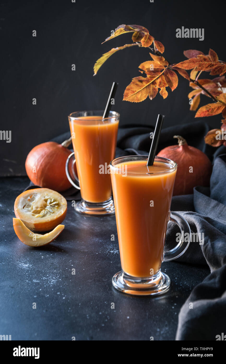 Zucca freschi frullato di spezie o di succo di frutta sulla scura. Autunno autunno o inverno bevanda calda scuro su sfondo nero. Accogliente bevanda salutare. Close up. Thanksgivin Foto Stock