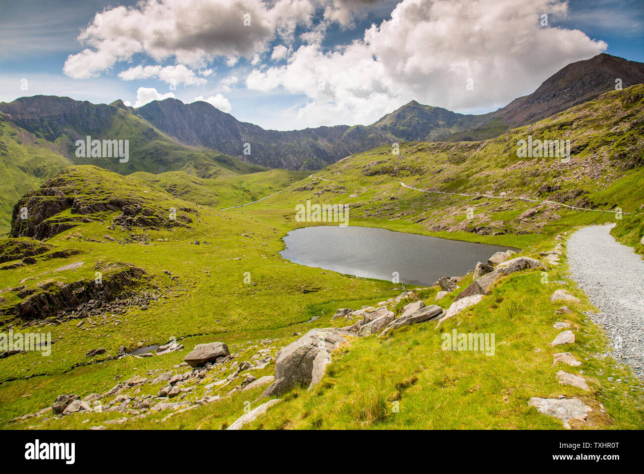 Tutta la Snowdon Horseshoe circolare a piedi visto da minatori via, Parco Nazionale di Snowdonia, Gwynedd, Wales, Regno Unito Foto Stock