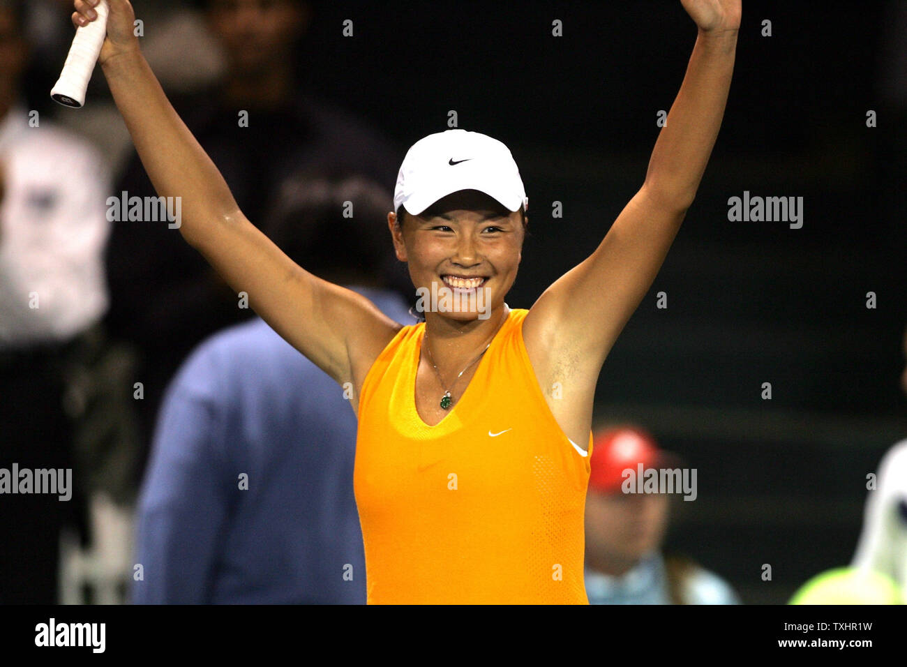 Shuai Peng della Cina sorrisi in festa dopo la vittoria quaterfinal match su Kim Clijsters del Belgio (6-4, 6-4) a Acura Classic di tennis femminile torneo, Carlsbad, California, Stati Uniti d'America il 5 agosto 2005. Le finali sono il 7 agosto 2005. (UPI foto/Tom Theobald) Foto Stock