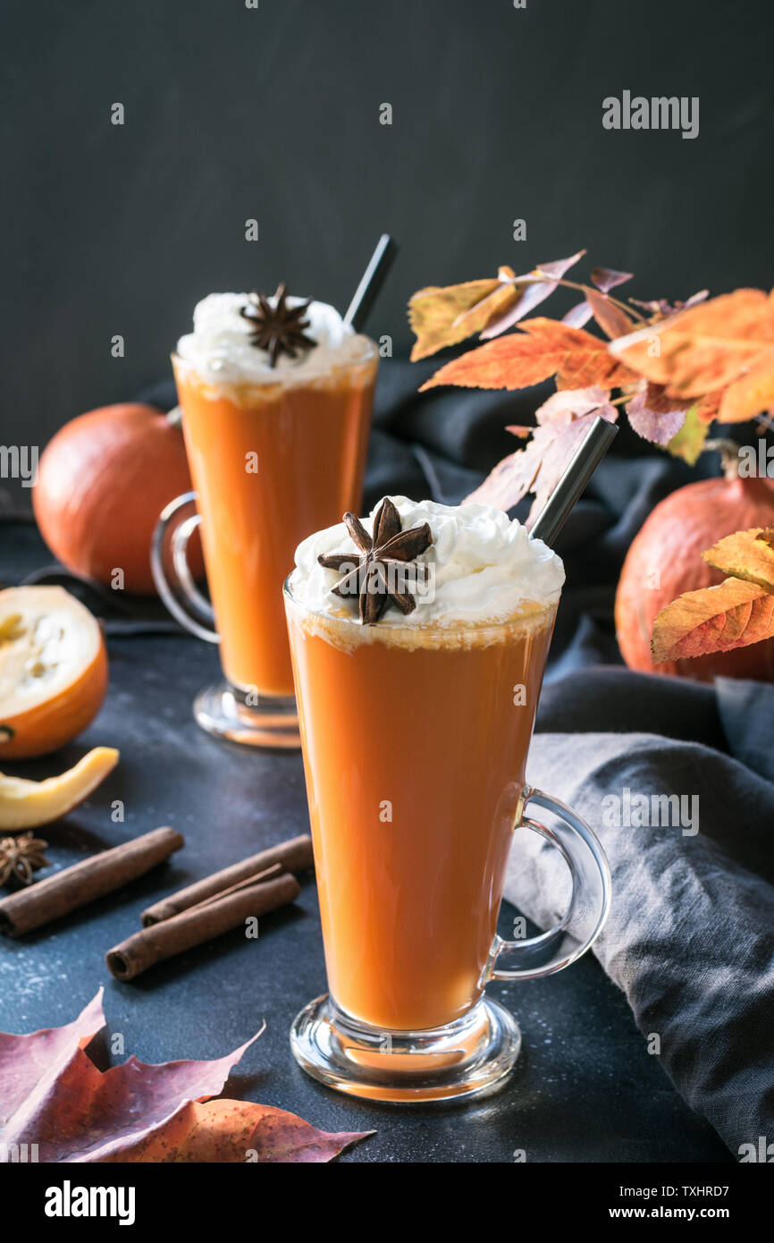 Zucca freschi frullato di spezie o di succo di frutta sulla scura. Autunno autunno o inverno bevanda calda scuro su sfondo nero. Accogliente bevanda salutare. Close up. Thanksgivin Foto Stock