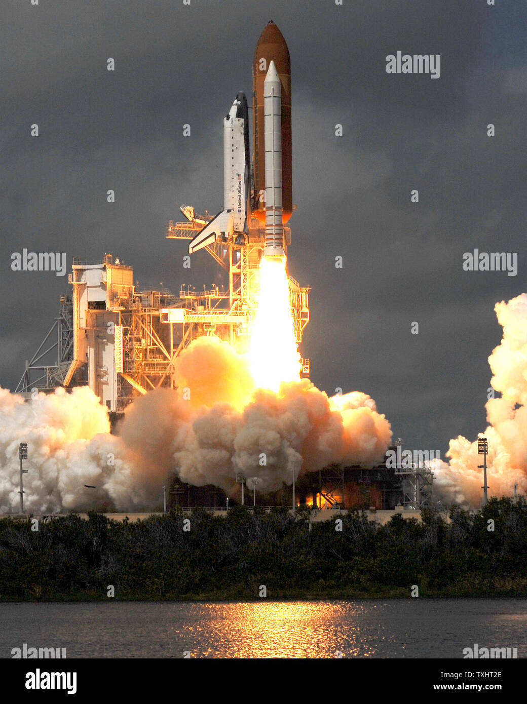 Lo Space Shuttle Atlantis lancia dal Kennedy Space Center, Florida a 11:14:55:066 AM il 9 settembre 2006. Atlantis e il suo equipaggio di sei sarà dock con la Stazione Spaziale Internazionale per una ambiziosa missione per attaccare un nuovo array solare e riprendere la costruzione dell'avamposto orbitante. (UPI foto/Roger L. Wollenberg) Foto Stock