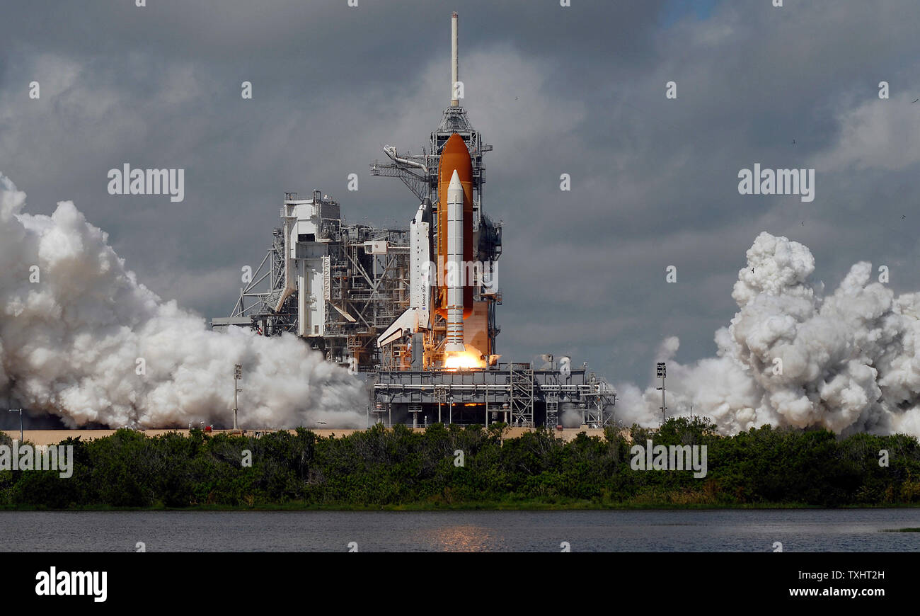Lo Space Shuttle Atlantis lancia dal Kennedy Space Center, Florida a 11:14:55:066 AM il 9 settembre 2006. Atlantis e il suo equipaggio di sei sarà dock con la Stazione Spaziale Internazionale per una ambiziosa missione per attaccare un nuovo array solare e riprendere la costruzione dell'avamposto orbitante. (UPI foto/Roger L. Wollenberg) Foto Stock