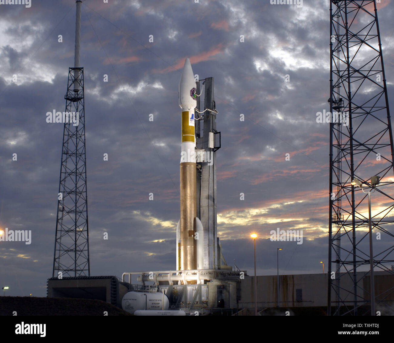 Regno di lancio dell'Alleanza Atlas V rimane avvitata al complesso 41 al Cape Canaveral Air Force Station, Florida il 17 marzo 2009. Controller di lancio notato una perdita nel centauro di stadio superiore come il rifornimento di carburante è iniziata, la forzatura di un rinvio della serata evento di lancio. A bordo è la Wideband Global Satellite. Questo è il secondo in un programma di sei satelliti permetterà di migliorare le comunicazioni per il Dipartimento della Difesa. Nessuna nuova data di lancio è stata impostata. .(UPI foto/Joe Marino - Bill Cantrell) Foto Stock