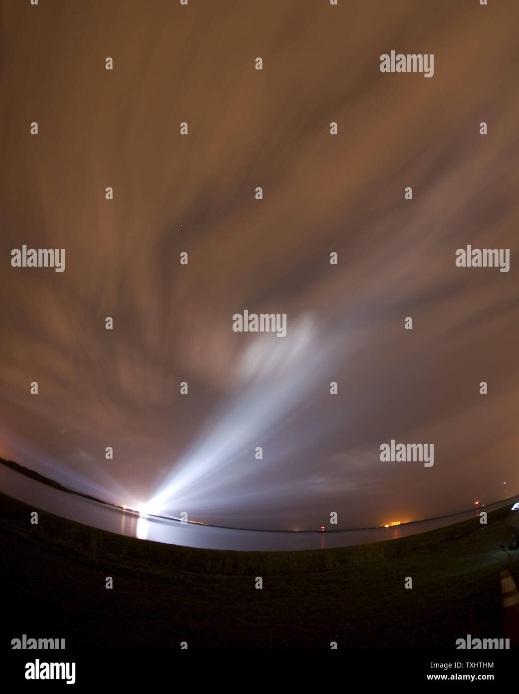 Luci allo Xeno illuminano un cielo nuvoloso come Regno di lancio dell'Alleanza Delta IV rocket sorge su un complesso 37 presso il Kennedy Space Center di Cape Canaveral Air Force Station su dicembre 3, 2009. I responsabili di lancio presso il quarantacinquesimo spazio ala strofinate il lancio a circa 8:30 a causa del maltempo e problemi tecnici. Il prossimo tentativo di lancio è previsto per il 4 dicembre. Il razzo porterà il terzo Wideband Global SATCOM navicella spaziale in orbita a 7:22 PM. Una volta che nel funzionamento, il satellite servirà a noi militari e forze alleate in tutto il mondo. UPI/Joe Marino-Bill Cantrell Foto Stock