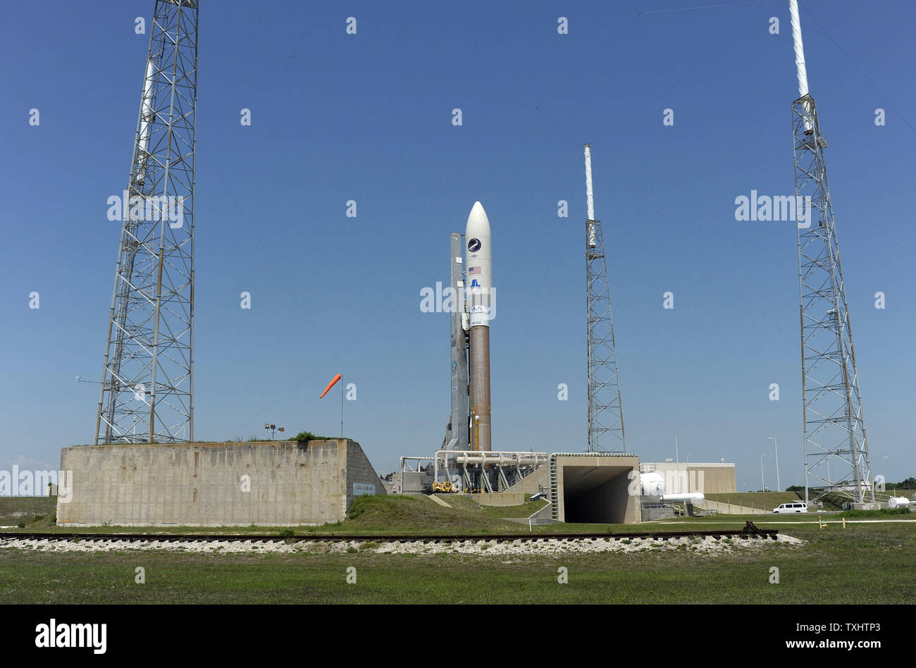 Regno di lancio dell'Alleanza Atlas V rocket è impostata per il lancio inaugurale di un USAF X-37B orbitale del veicolo di prova dal Kennedy Space Center di Cape Canaveral Air Force Station on April 22, 2010. Considerato come un mini-space shuttle, la totalmente automatizzato X-37B contiene le più avanzate tecnologie in navigazione, alimentazione e protezione termica. A quasi 30 metri di altezza, la pesatura 11.000 sterline, questa prima riutilizzabile veicolo spaziale senza equipaggio permetterà di trascorrere un periodo di esclusive in orbita in modo tale che il USAF può testare e convalidare i propri sistemi. Il spaceplane verrà quindi tornare sulla terra e la terra alla base aerea di Vandenberg in California.. UPI/Jo Foto Stock