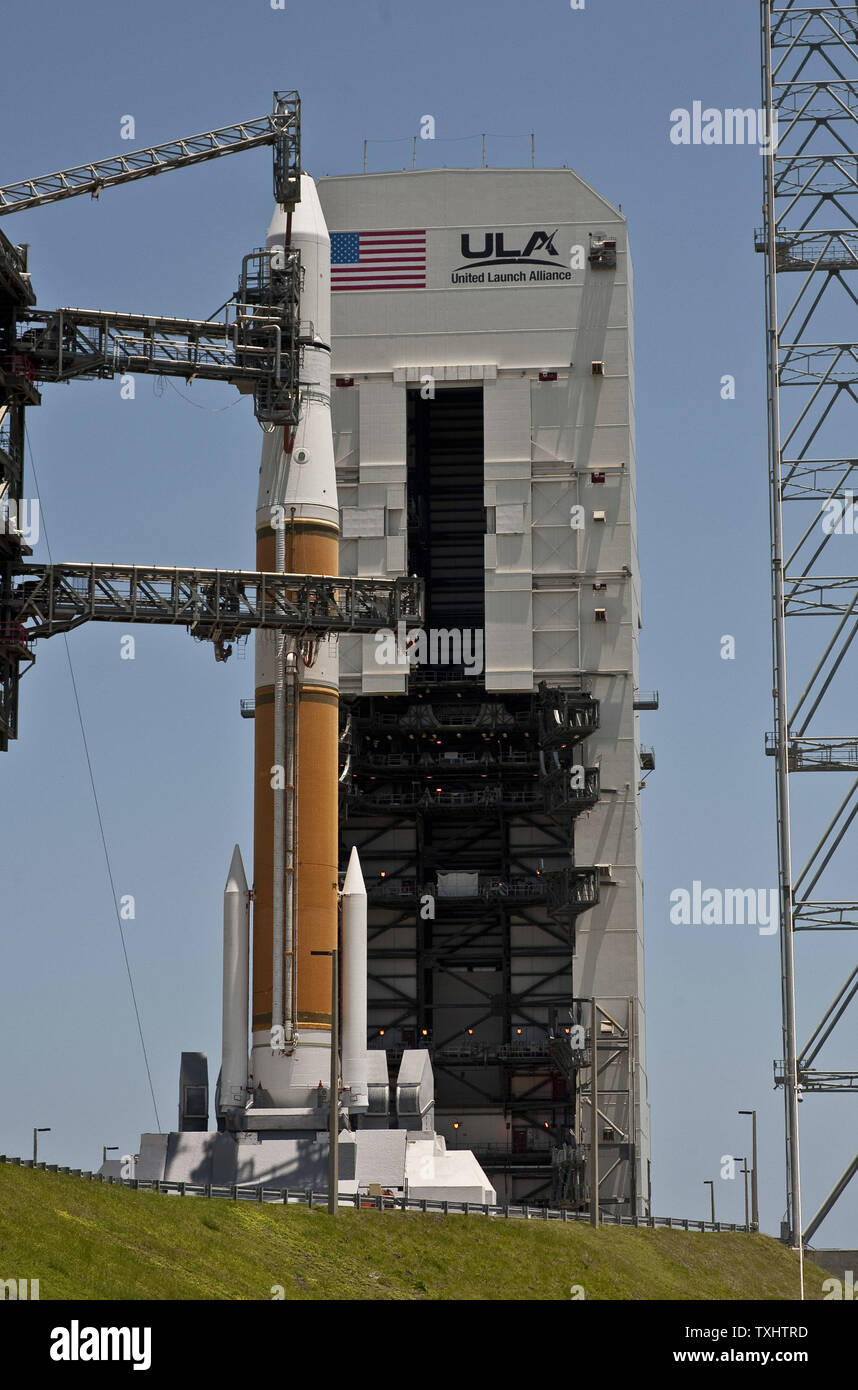 La United Launch Alliance Delta 4 rocket siede in bilico su Space Launch Complex 37B alla Cape Canaveral Air Force Station,Florida su maggio 21,2010 come preparati finali sono realizzati per un 11:25 PM finestra di lancio.Il veicolo lancerà l'Air Force del primo blocco 2F Navigazione satellitare per il sistema di posizionamento globale.Questo è anche il 50th. anniversario del programma Delta. UPI/ Joe Marino-Bill Cantrell Foto Stock