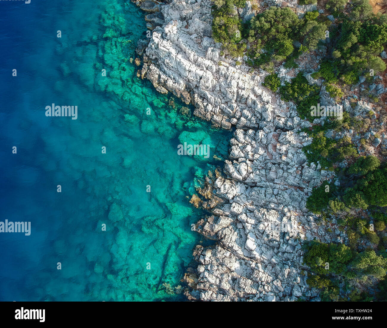 A zig zag costa blu con acqua chiara. Via Licia sulla Costa turchese, Turchia. Vista da sopra Foto Stock