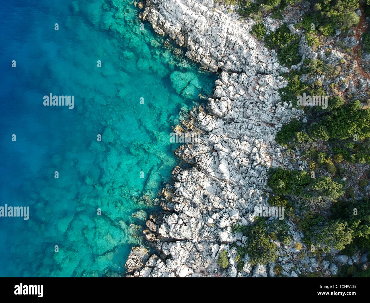Ariel vista di una bellissima costa rocciosa sulla Via Licia sulla Costa turchese, Turchia Foto Stock