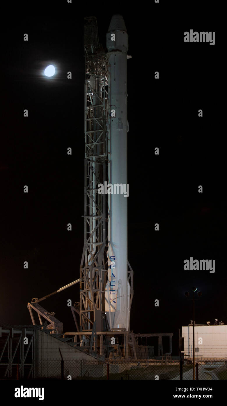 La SpacEx Falcon 9 cavalletti a razzo pronta per il lancio su Launch Complex 40 presso il Kennedy Space Center di Cape Canaveral Air Force Station, Florida il 28 giugno 2015. Il veicolo è programmato per battere il drago navicella spaziale alla Stazione Spaziale Internazionale a 10:21 AM oggi per la NASA. Falcon darà impulso circa 4000 libbre di disposizioni per l'equipaggio, i pezzi di ricambio per la stazione nonché un certo numero di esperimenti scientifici che saranno svolte dal laboratorio orbitante. Foto di Joe Marino-Bill Cantrell/UPI Foto Stock