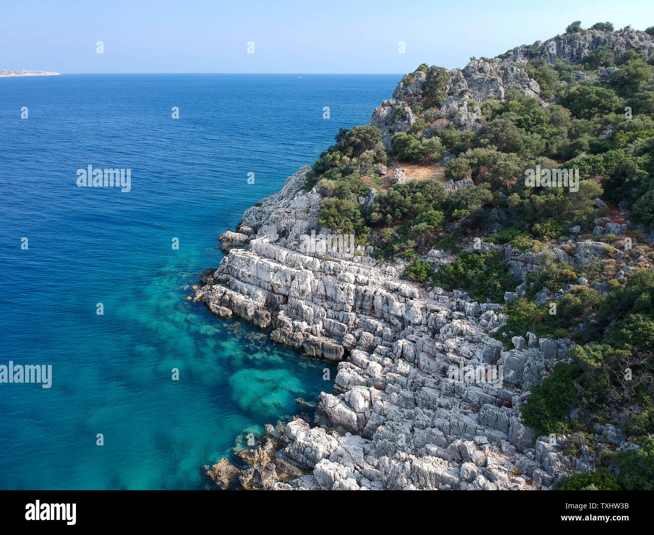 Una vista di una costa rocciosa lungo la Via Licia sulla Costa turchese, Turchia Foto Stock