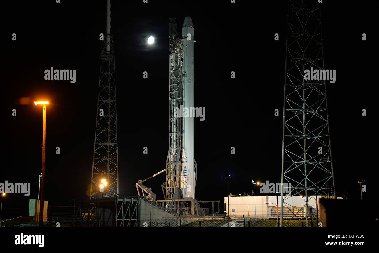 La SpacEx Falcon 9 cavalletti a razzo pronta per il lancio su Launch Complex 40 presso il Kennedy Space Center di Cape Canaveral Air Force Station, Florida il 28 giugno 2015. Il veicolo è programmato per battere il drago navicella spaziale alla Stazione Spaziale Internazionale a 10:21 AM oggi per la NASA. Falcon darà impulso circa 4000 libbre di disposizioni per l'equipaggio, i pezzi di ricambio per la stazione nonché un certo numero di esperimenti scientifici che saranno svolte dal laboratorio orbitante. Foto di Joe Marino-Bill Cantrell/UPI Foto Stock