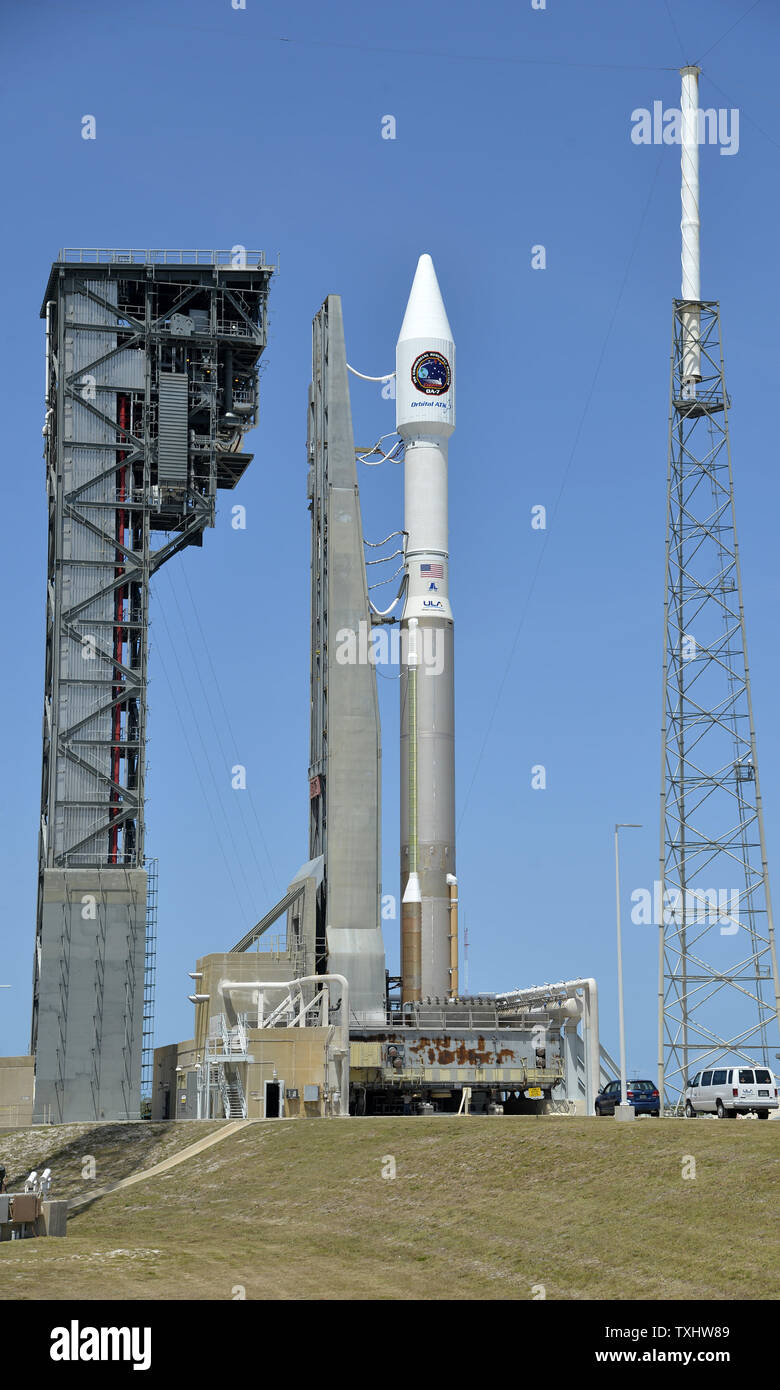 Un regno lancio Alleanza Atlas V Rocket è in corso di preparazione per il lancio dal complesso 41 al Cape Canaveral Air Force Station, Florida il 16 aprile 2017. A bordo è il Cygnus Cargo Carrier, battezzata come la 'SS John Glenn'. Il vettore viene inviato alla stazione spaziale internazionale con oltre 3 1/2 tonnellate di esperimenti scientifici e i materiali di consumo. Foto di Joe Marino-Bill Cantrell/UPI Foto Stock