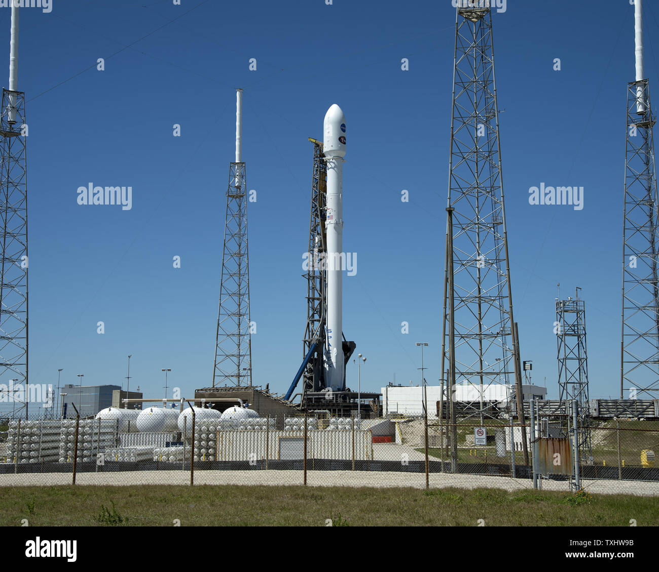 La SpaceX Falcon 9 rocket sorge in bilico su complessi 40 presso il Kennedy Space Center di Cape Canaveral Air Force Station, Florida il 16 aprile 2018. SpaceX è stata la preparazione al lancio di NASA TESS (in transito Exoplanet Survey Satellite) per la ricerca di pianeti simili alla terra nelle vicinanze di galassie. Un problema è stato rilevato con la guida e il sistema di controllo di navigazione forzando la NASA e SpaceX di posticipare il lancio a non prima del mercoledì, 18 aprile. Foto di Joe Marino-Bill Cantrell/UPI Foto Stock