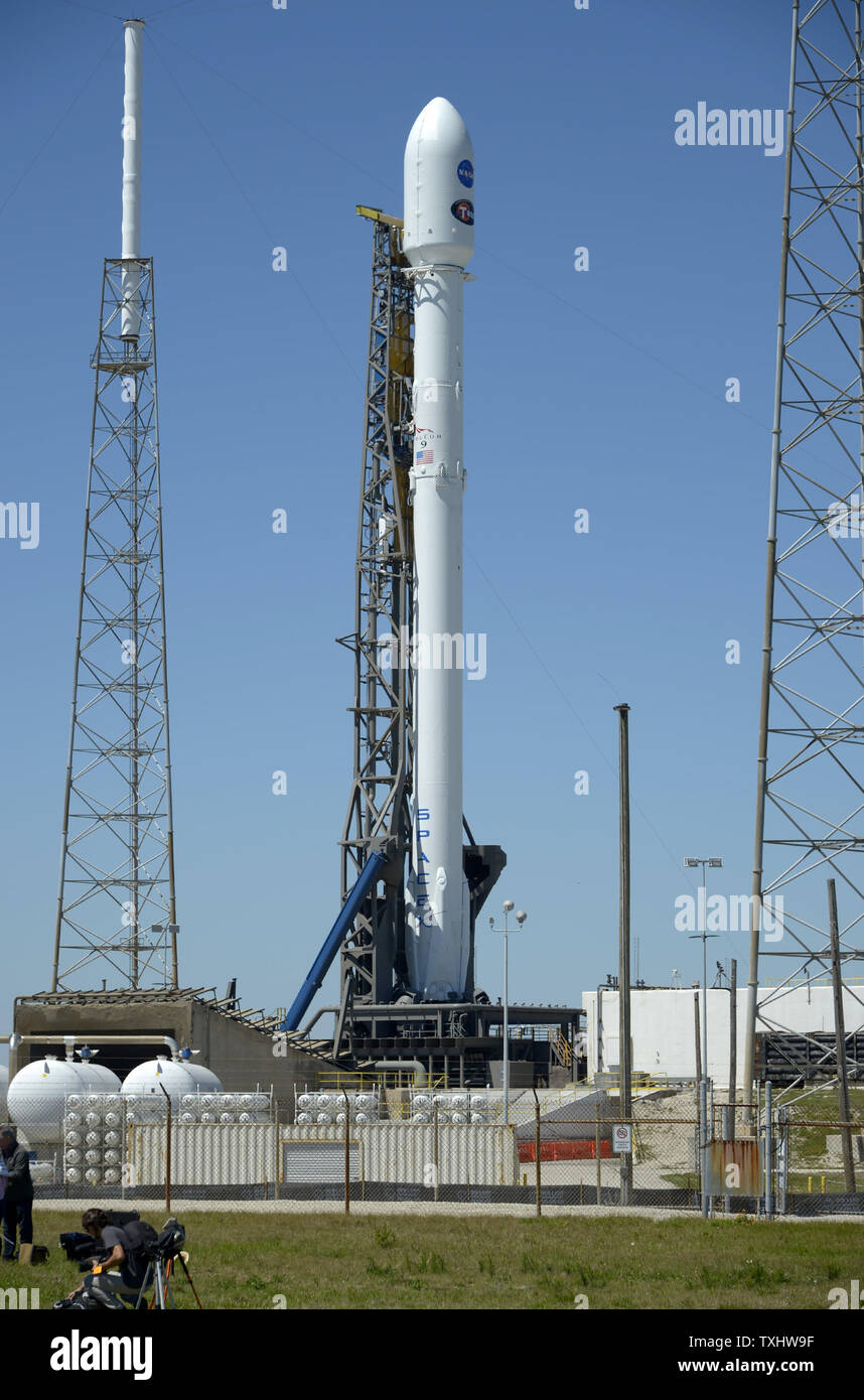 La SpaceX Falcon 9 rocket sorge in bilico su complessi 40 presso il Kennedy Space Center di Cape Canaveral Air Force Station, Florida il 16 aprile 2018. SpaceX è stata la preparazione al lancio di NASA TESS (in transito Exoplanet Survey Satellite) per la ricerca di pianeti simili alla terra nelle vicinanze di galassie. Un problema è stato rilevato con la guida e il sistema di controllo di navigazione forzando la NASA e SpaceX di posticipare il lancio a non prima del mercoledì, 18 aprile. Foto di Joe Marino-Bill Cantrell/UPI Foto Stock